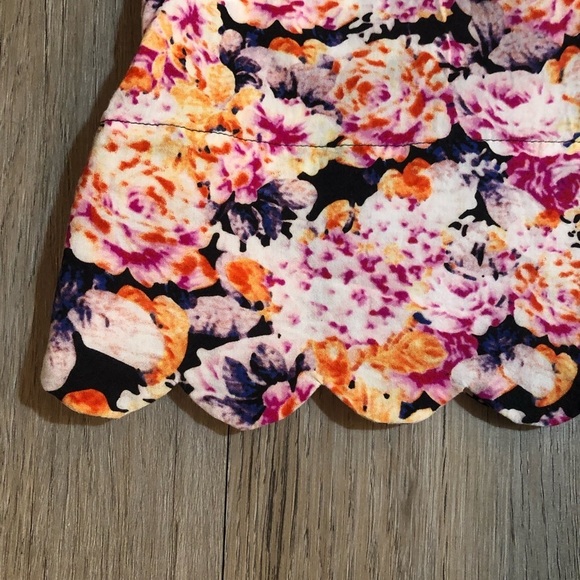 🔥SALE - any 4/$20.  Minkpink Scalloped Crop Top - Picture 3 of 6